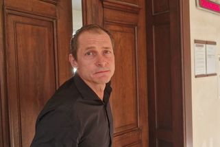 Řidič nakladače, který při odbočování zabil motorkáře, jde do vězení - Novinky
